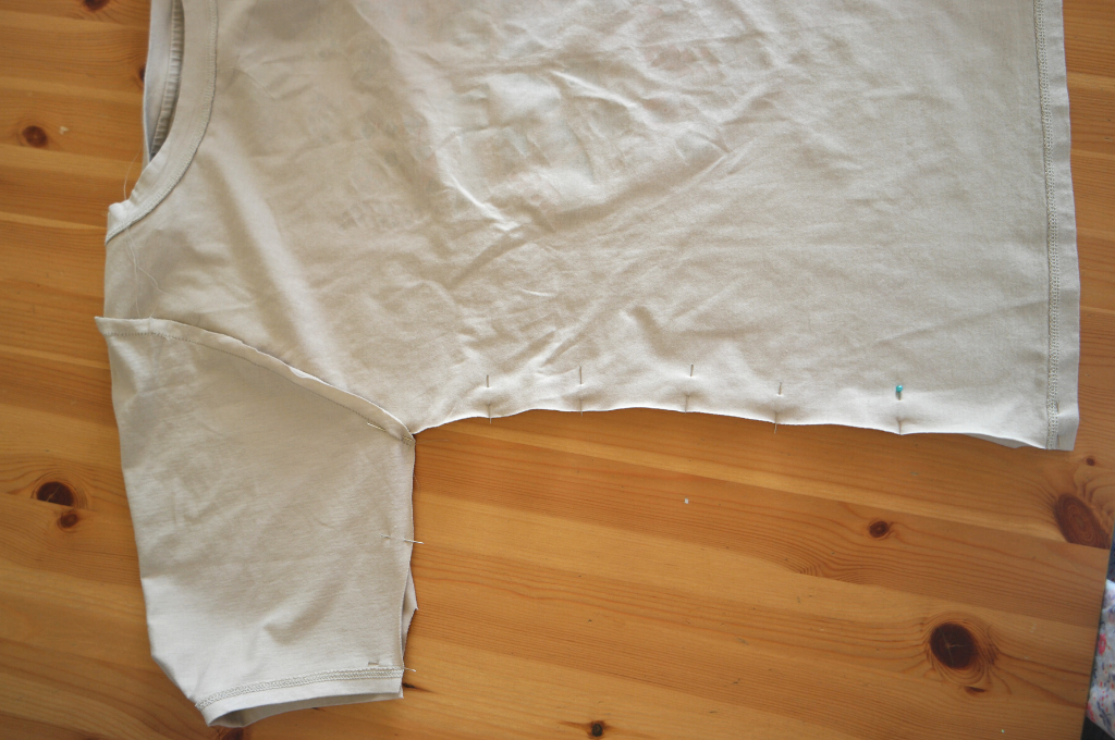 How To Alter a T Shirt - Tea and a Sewing Machine